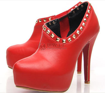 “十大外围足球平台app手机版”爱心企业家对贫困教师和学生进行捐助慰问(图2) 十大外围足球平台app手机版